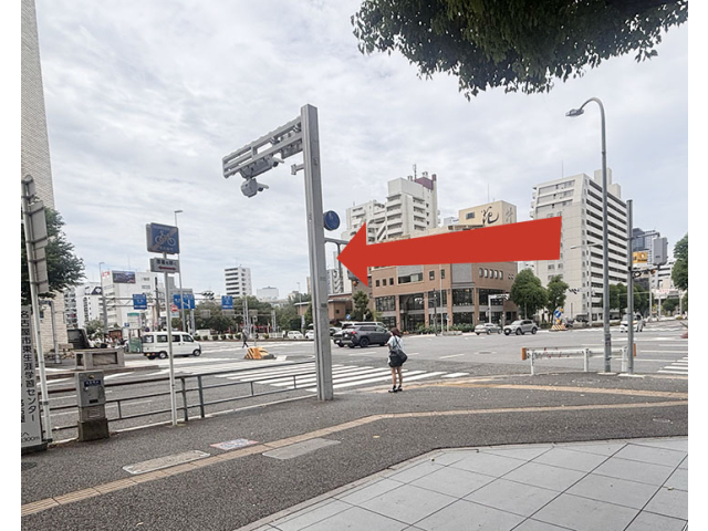 新栄町駅一番出口を出て左（南）に進みます。