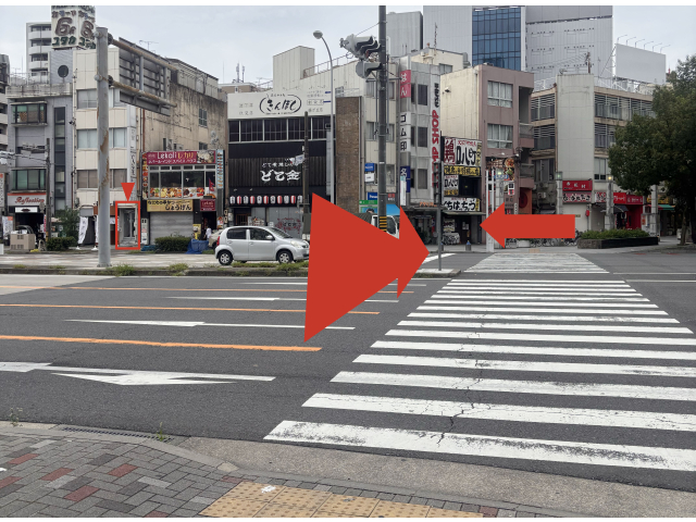 居酒屋がたくさんある道に渡ります。