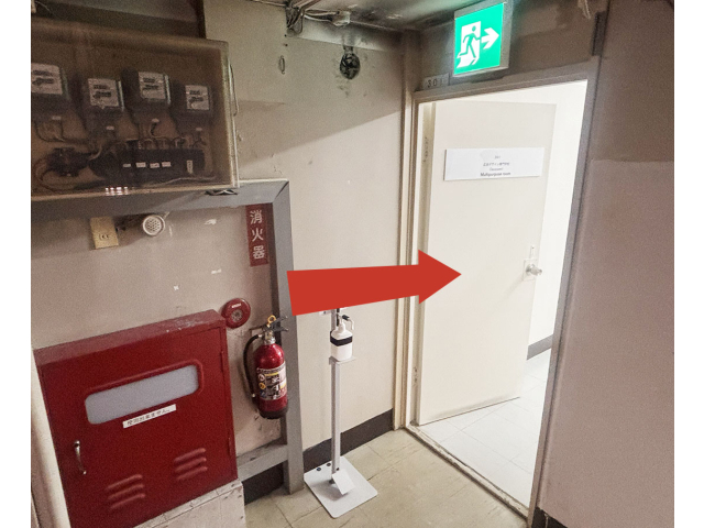 ３階まで登って右手にある部屋が会場です！