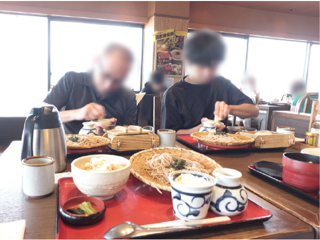 蕎麦のわさびを高速でする校長と学生